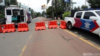 Walaupun sepi oleh massa pro dan kontra Ahok, Jalan RM Hasono tetap ditutup.