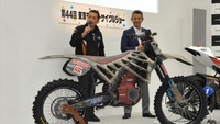 Sebuah motor listrik tidak membutuhkan kopling. Tuas di kiri dan kanan setang hanya rem jadi anda bisa berkonsentrasi di jalan tanpa harus mengkhawatirkannya, ujar pebalap pengembangan dari Shinden, Hikaru Miyagi. Pool/dok. Mugen.