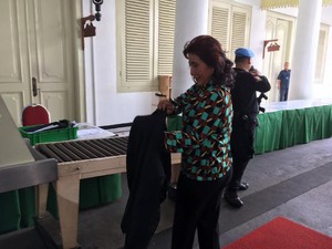 Macet, Susi Naik Motor Patroli ke Istana Bertemu Presiden Prancis