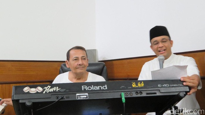 Anies Diajak Nyanyi Bareng oleh Habib Luthfi di Pekalongan
