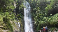 Bagi yang menyukai air terjun, cobalah bertamasya ke Curug 7 Cilember di Desa Jogjogan, Kecamatan Cisarua, sekitar 20 km dari Kota Bogor. Sesuai namanya, wisatawan tidak hanya akan menemukan satu, tapi tujuh air terjun yang tersebar di Desa Jogjogan (Idris/dTraveler)