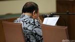Amran Bacakan Pledoi Sambil Menangis