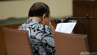 Amran mengusap air matanya menggunakan sapu tangan.