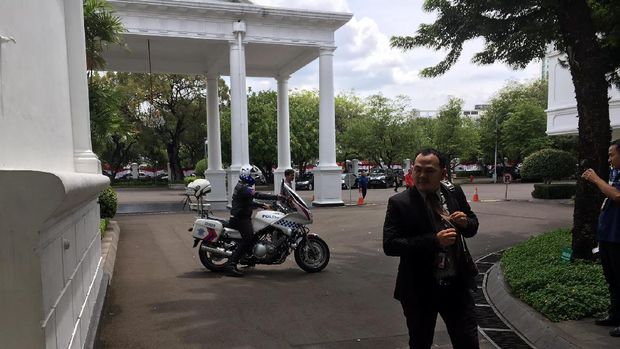 Menteri Susi naik motor patroli polisi karena terjebak macet saat hendak ke Istana menghadiri pertemuan antara Presiden Jokowi dengan Presiden Prancis.