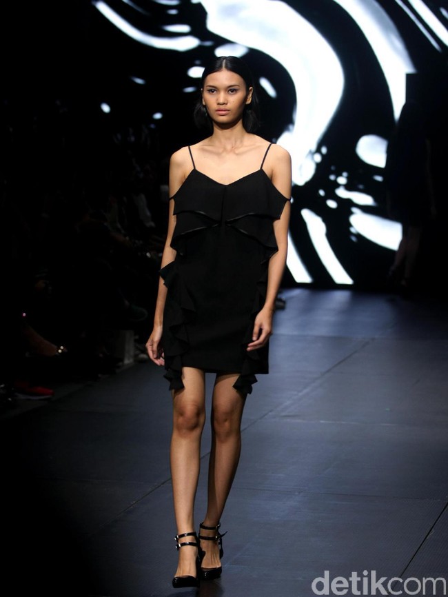 Koleksi terbaru Yosafat Dwi Kurniawan yang bertempat di Plaza Indonesia Lt. 8 Jakarta. Plaza Indonesia Fashion Week 2017. [Foto: Mohammad Abduh/Wolipop]