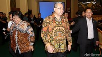 Menteri Desa Pembangunan Daerah Tertinggal dan Transmigrasi, Eko Putro Sanjojo (tengah) bersama Menteri Lingkungan Hidup dan Kehutanan Siti Nurbaya berbincang dengan Ketua Komisi V Fahri Djemi Francis  sebelum rapat konsultasi dimulai.