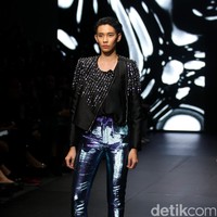 Koleksi terbaru Yosafat Dwi Kurniawan yang bertempat di Plaza Indonesia Lt. 8 Jakarta. Plaza Indonesia Fashion Week 2017. [Foto: Mohammad Abduh/Wolipop]