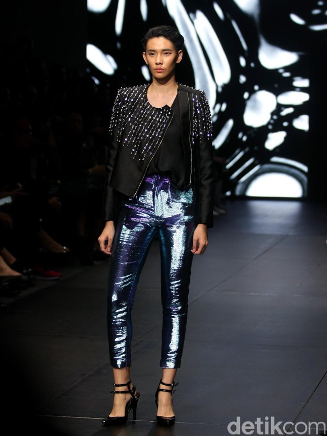 Koleksi terbaru Yosafat Dwi Kurniawan yang bertempat di Plaza Indonesia Lt. 8 Jakarta. Plaza Indonesia Fashion Week 2017. [Foto: Mohammad Abduh/Wolipop]