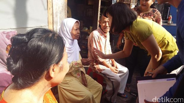 Veronica Tan kunjungi warga sakit di Petojo / 