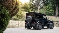 Flying Huntsman 105 Longnose mampu untuk menaklukkan jalan mulus maupun offroad. Mobil ini menggunakan pelek 1945 Retro Alloy 8x18 inci eksklusif dari Chelsea Truck Company dengan warna Matte Black bergaris emas. Pool/Kahn Design.
