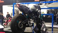 Penampakan motor sporty ini keren dan cantik sekaligus klasik. Lampu bulat yang letaknya menjorok semakin menambah keklasikan tersebut. Motor yang berkonsep cafe racer ini memiliki suspensi up side down. Rangkanya adalah trust frame dengan swing arm alumunium.