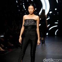 Koleksi terbaru Yosafat Dwi Kurniawan yang bertempat di Plaza Indonesia Lt. 8 Jakarta. Plaza Indonesia Fashion Week 2017. [Foto: Mohammad Abduh/Wolipop]