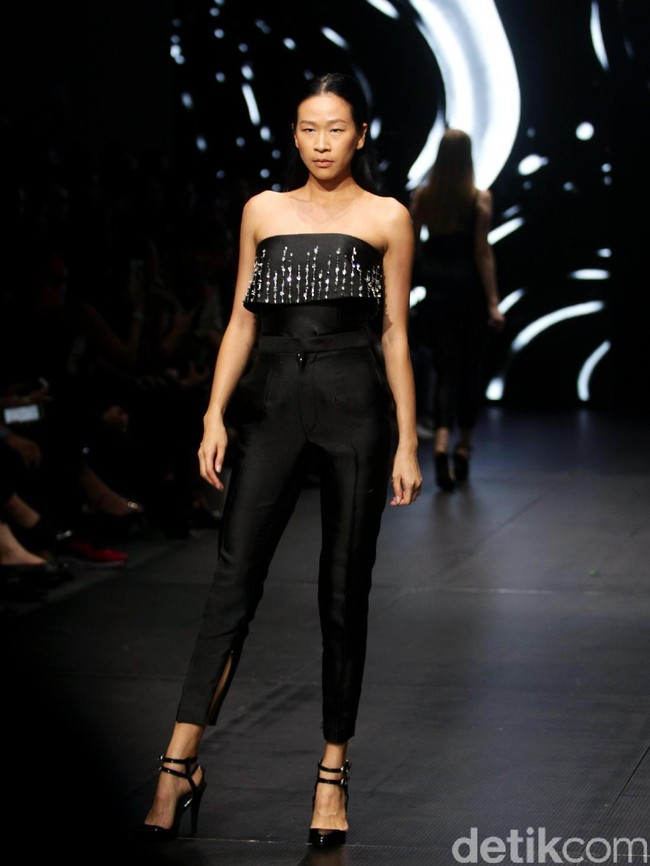 Koleksi terbaru Yosafat Dwi Kurniawan yang bertempat di Plaza Indonesia Lt. 8 Jakarta. Plaza Indonesia Fashion Week 2017. [Foto: Mohammad Abduh/Wolipop]