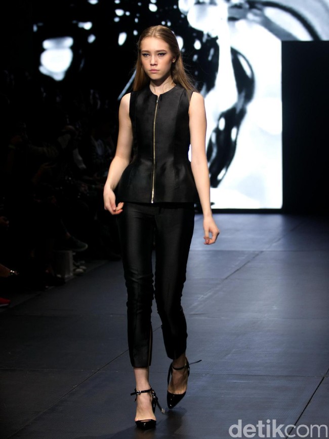 Koleksi terbaru Yosafat Dwi Kurniawan yang bertempat di Plaza Indonesia Lt. 8 Jakarta. Plaza Indonesia Fashion Week 2017. [Foto: Mohammad Abduh/Wolipop]