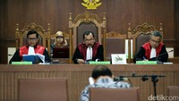Amran HI Mustary mengaku memberikan amplop berisi uang kepada para anggota Komisi V DPR ketika melakukan kunjungan kerja di Maluku. Namun Amran menyebut pemberian itu sebagai suvenir tanpa maksud untuk menyuap.