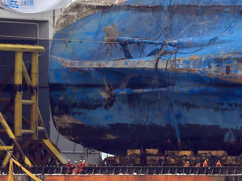 Bangkai kapal Sewol berukuran raksasa masih utuh saat diangkat dari dasar laut