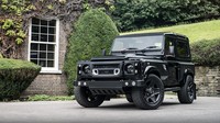 Mobil ini hadir dengan lampu depan LED Diamond Bright, cover ban cadangan Flying Huntsman dan panoramic glass sunroof. Pool/Kahn Design.