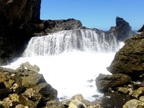 Mengunjungi Pantai Nambung Lombok untuk Melihat Pesona Air Terjun di Laut