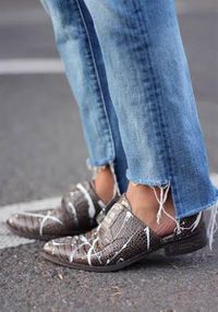 Lipat Bagian Bawah Jeans Seperti Ini Sedang Tren di Kalangan Selebriti