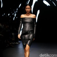 Koleksi terbaru Yosafat Dwi Kurniawan yang bertempat di Plaza Indonesia Lt. 8 Jakarta. Plaza Indonesia Fashion Week 2017. [Foto: Mohammad Abduh/Wolipop]