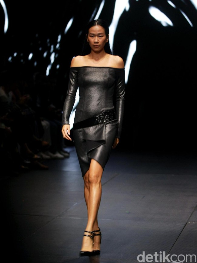 Koleksi terbaru Yosafat Dwi Kurniawan yang bertempat di Plaza Indonesia Lt. 8 Jakarta. Plaza Indonesia Fashion Week 2017. [Foto: Mohammad Abduh/Wolipop]