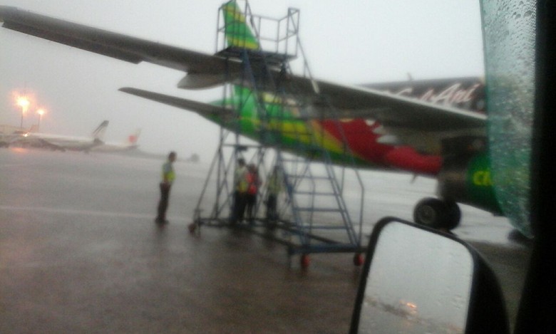 Tertabrak Tangga Lion Saat Hujan Deras, Citilink Masuk Hanggar Tertabrak Tangga Lion Saat Hujan Deras, Citilink Masuk Hanggar