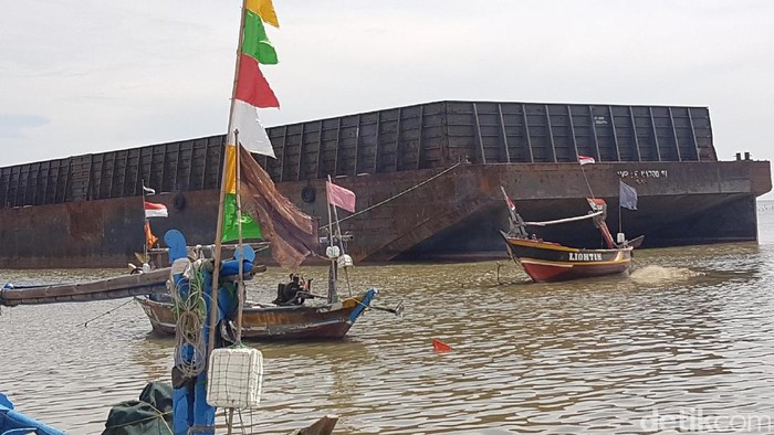 Tongkang yang Sebulan Terdampar di Pantai Lontar Dikeluhkan Nelayan