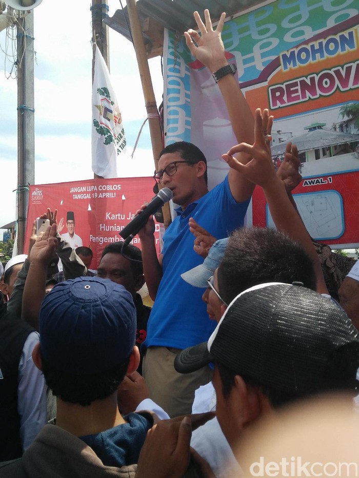 Sambil Naik Kursi, Sandiaga Ajak Pendukung Agus-Sylvi Bergabung