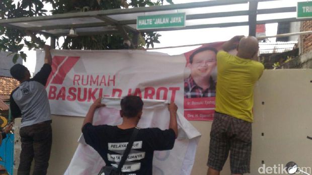 Panwascam Cilandak turunkan spanduk / 