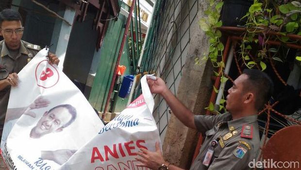 Panwascam Cilandak turunkan spanduk / 