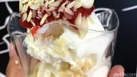 Dari deretan gelato sundae ada jogurtino. Tersusun dari remahan biskuit, gelato yogurt, white chocolate, siraman saus strawberry dan taburan almond. 