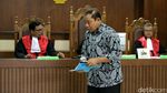 Amran Bacakan Pledoi Sambil Menangis