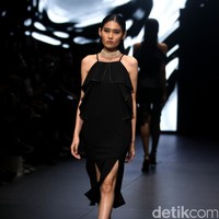 Koleksi terbaru Yosafat Dwi Kurniawan yang bertempat di Plaza Indonesia Lt. 8 Jakarta. Plaza Indonesia Fashion Week 2017. [Foto: Mohammad Abduh/Wolipop]