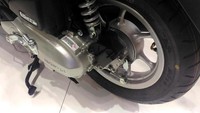 Scoopy i tak menggunakan pelek 14 seperti kakaknya, sebagai gantinya digunakan pelek 12 inci.