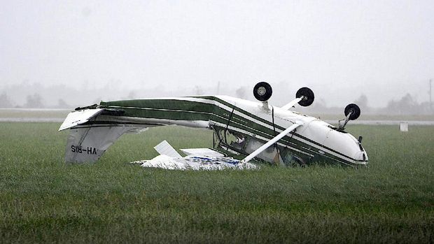 Pesawat ringan terbalik akibat angin super kencang yang dibawa topan Debbie
