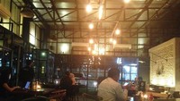 Jags Kitchen jadi berlokasi di kawasan Jagakarsa. Restoran yang kerap ramai ini punya suasana nyaman dengan penerangan temaram. Menu yang ditawarkan mulai dari tradisional, Asia maupun Barat. 