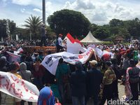 Ribuan Peternak Gelar Aksi di Depan Istana