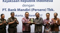 Bank Mandiri semakin serius mengejar debitur bermasalah dalam penyelesaian kredit macet melalui penguatan kerjasama dengan Kejaksaan Agung yang direalisasikan melalui penandatangan perjanjian kerjasama terkait penegakan hukum tindak pidana korupsi, tindak pidana pencucian uang serta penanganan masalah hukum bidang perdata dan tata usaha negara.