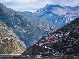 Atap Dunia Tibet dalam Sorotan Satelit, Kerak Bumi Ternyata Lebih Lentur