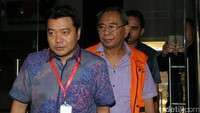 ‎Anggota Komisi II DPR periode 2009-2014 itu keluar gedung KPK usai diperiksa.