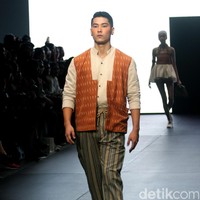 Karya IKAT Indonesia by Didiet Maulana yang terinspirasi dinamika kehidupan urban. menghadirkan koleksinya di Plaza Indonesia Fashion Week 2017. jakarta. Plaza Indonesia. [Foto: Mohammad Abduh/Wolipop]