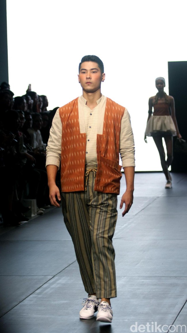 Karya IKAT Indonesia by Didiet Maulana yang terinspirasi dinamika kehidupan urban. menghadirkan koleksinya di Plaza Indonesia Fashion Week 2017. jakarta. Plaza Indonesia. [Foto: Mohammad Abduh/Wolipop]