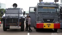 Water connon dan mobil lapis baja juga disiapkan.