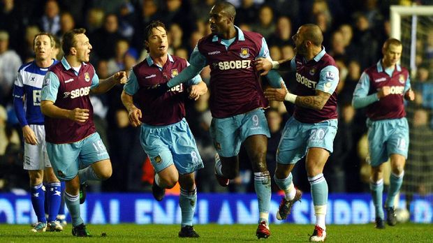 Gol Carlton Cole (tengah) pernah bikin Liverpool menderita.