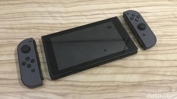 Switch ketika disandingkan dengan Joy-Con. Untuk memasangkannya, gamer hanya perlu menyelipkan kontroler tersebut di slot yang tersedia di bagian sisi. Foto: afr/detikINET