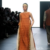 Karya IKAT Indonesia by Didiet Maulana yang terinspirasi dinamika kehidupan urban. menghadirkan koleksinya di Plaza Indonesia Fashion Week 2017. jakarta. Plaza Indonesia. [Foto: Mohammad Abduh/Wolipop]