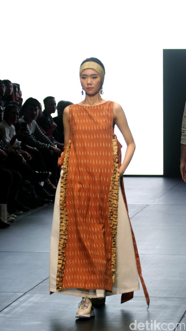 Karya IKAT Indonesia by Didiet Maulana yang terinspirasi dinamika kehidupan urban. menghadirkan koleksinya di Plaza Indonesia Fashion Week 2017. jakarta. Plaza Indonesia. [Foto: Mohammad Abduh/Wolipop]