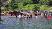 Foto: Kolam-kolam yang ada di Taman Baru berasal dari mata air Cijanun. Rasanya segar ketika berenang di sana (Mukhlis Dinillah/detikTravel)