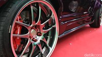 Cat Candy Siralik ungu custom, Wide body, bumper depan belakang di ganti custom, wing juga custom, pintu dibuat gull wing, sama ada sunroof juga, kata Daniel.