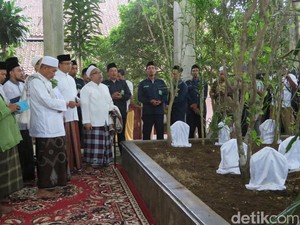 Anies Diskusi soal Jakarta dengan Ulama di Ponpes Attauhidiyah